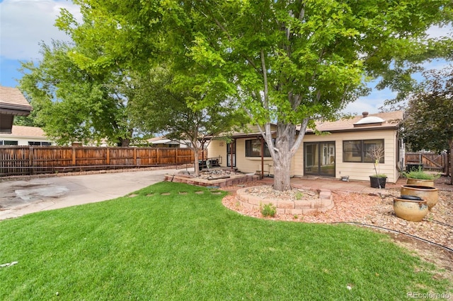 view of yard featuring a patio