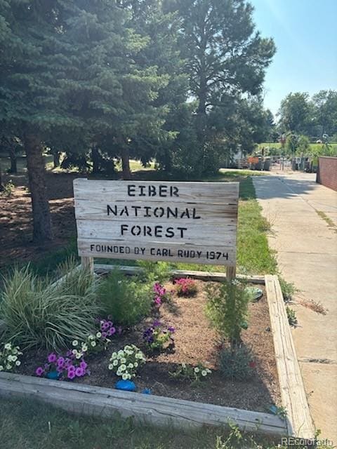 view of community / neighborhood sign