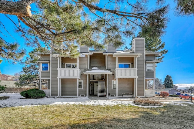 view of front of property with a front lawn