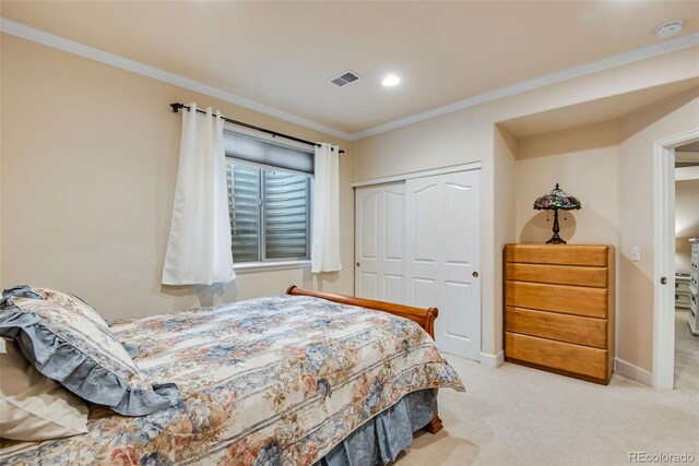 15501 E 112th Ave Unit 33D, Commerce City, CO 80022 - bedroom featuring visible vents, crown molding, baseboards, a closet, and light carpet