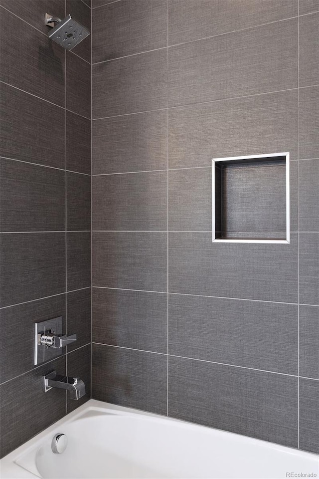 bathroom with tiled shower / bath