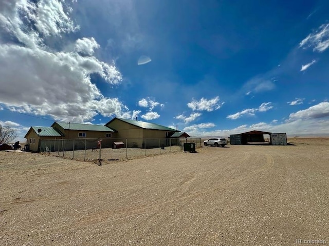 view of yard with an outdoor structure