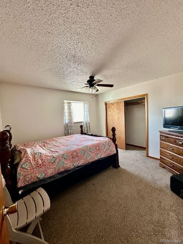 bedroom featuring a closet, a textured ceiling, and ceiling fan