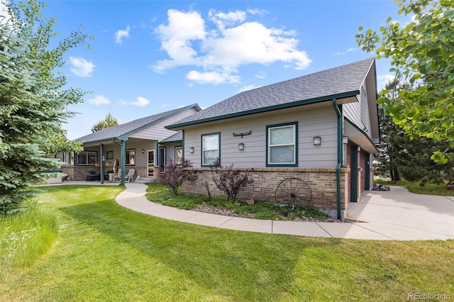 view of front of property with a front yard