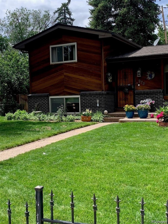 view of front of property featuring a front yard