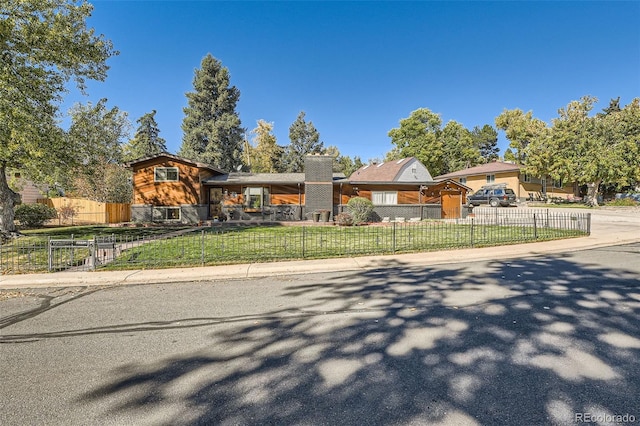 view of front of home featuring a front lawn and a fenced front yard