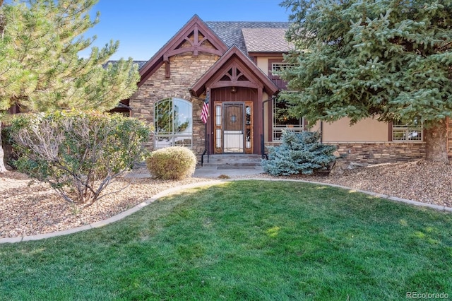 view of front of home featuring a front lawn