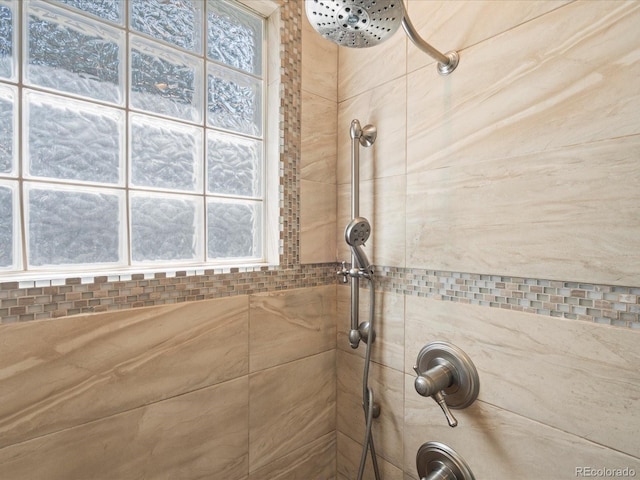 full bathroom featuring a tile shower