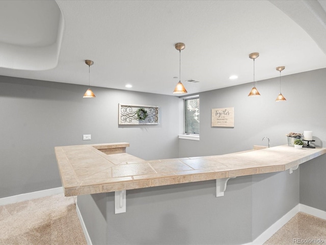 indoor wet bar featuring baseboards, decorative light fixtures, recessed lighting, and light colored carpet