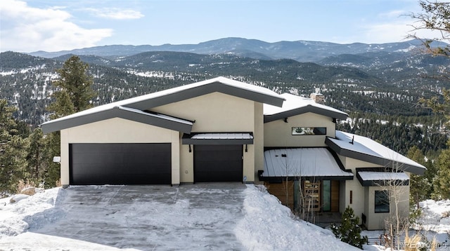 view of front of house featuring a mountain view