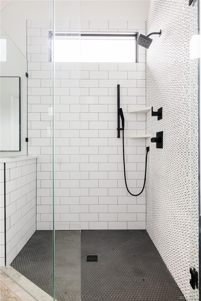 bathroom featuring tiled shower