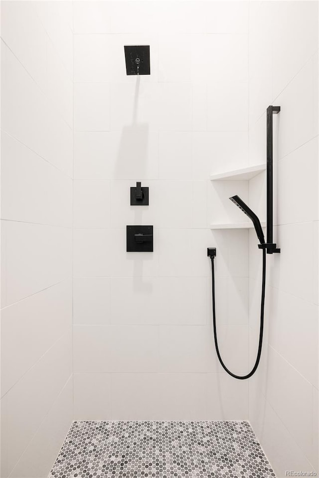 bathroom featuring a tile shower