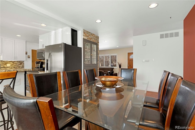 dining space featuring recessed lighting, visible vents, and baseboards