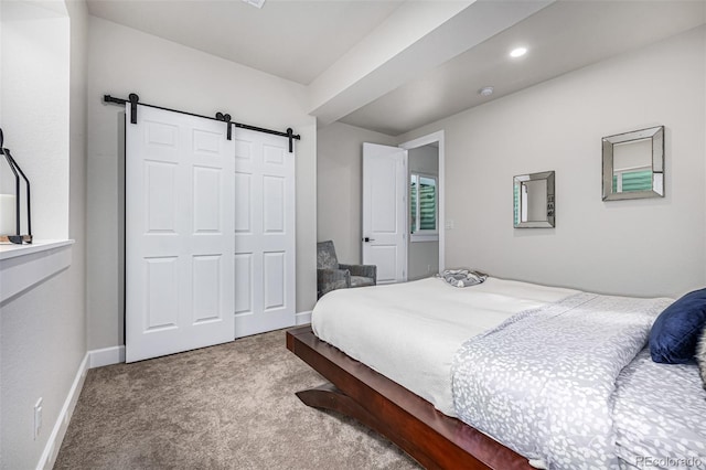 bedroom featuring carpet, recessed lighting, a closet, a barn door, and baseboards