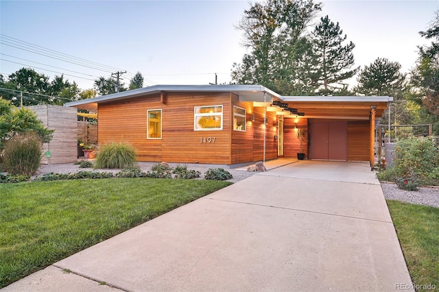 view of front of home featuring a front yard and a carport