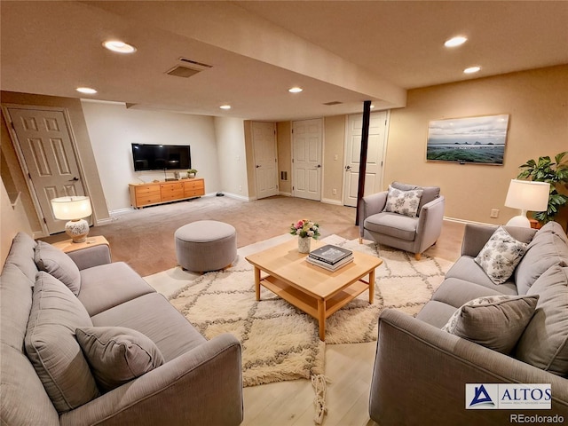 living area featuring light wood-style floors, recessed lighting, visible vents, and baseboards