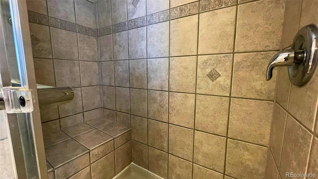 bathroom featuring tiled shower