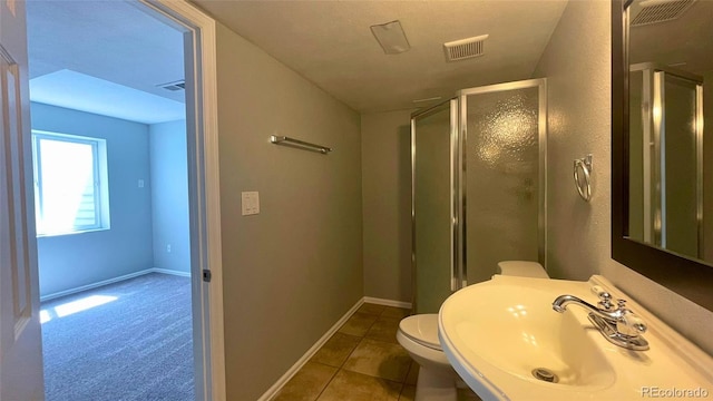 full bathroom featuring visible vents, a sink, toilet, and a shower stall
