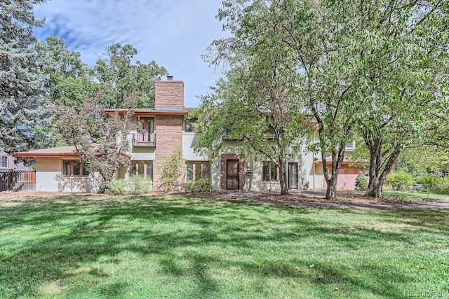 view of front facade featuring a front lawn