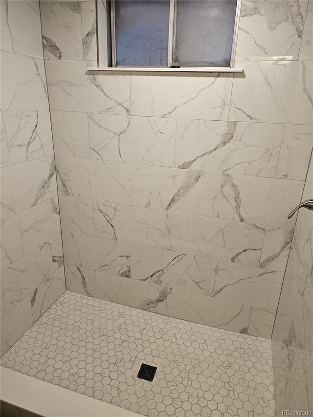 bathroom featuring a tile shower