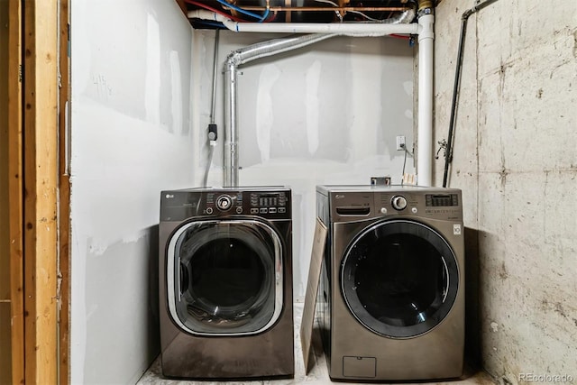 1927 S Peoria St, Aurora, CO 80014 - laundry area featuring independent washer and dryer