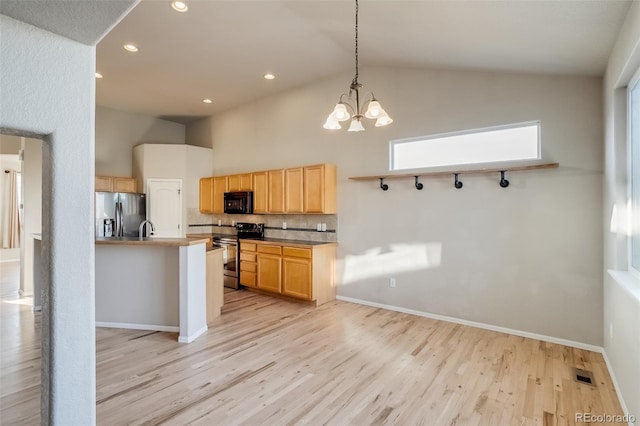 kitchen with visible vents, light wood-style floors, appliances with stainless steel finishes, a notable chandelier, and tasteful backsplash