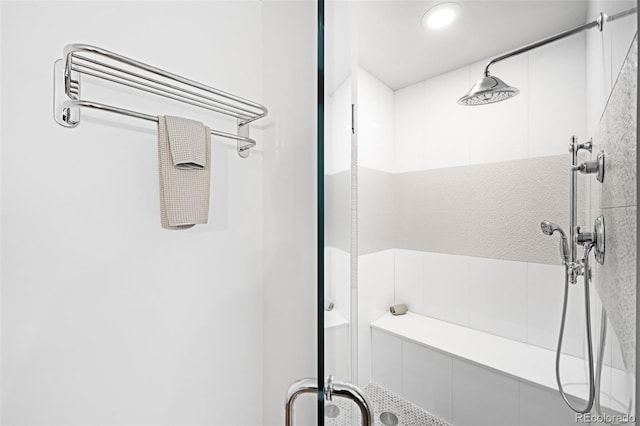 bathroom featuring a tile shower