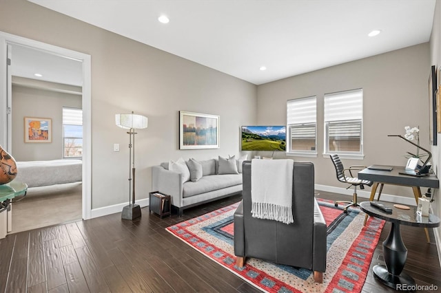 living room with dark wood-type flooring, recessed lighting, plenty of natural light, and baseboards