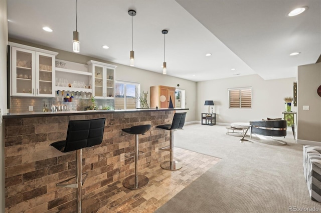 bar with recessed lighting, carpet flooring, baseboards, backsplash, and pendant lighting