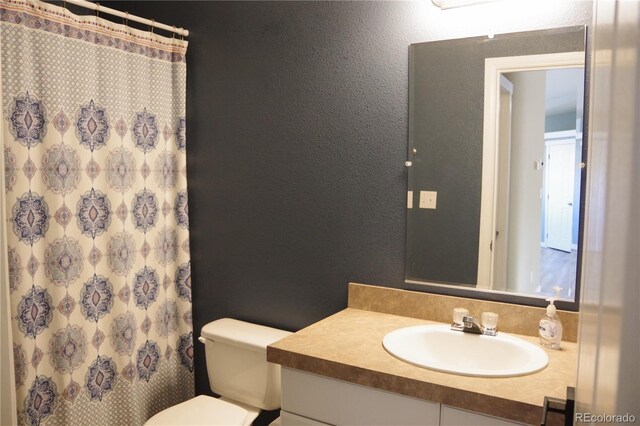 179 13th Ave, Cedaredge, CO 81413 - full bathroom featuring toilet, vanity, a shower with shower curtain, and a textured wall