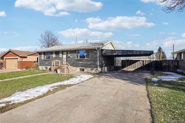 view of front of property featuring a carport and a front yard