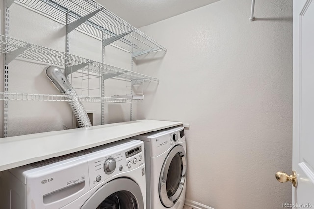 5522 S Quemoy Cir, Aurora, CO 80015 - laundry room featuring independent washer and dryer