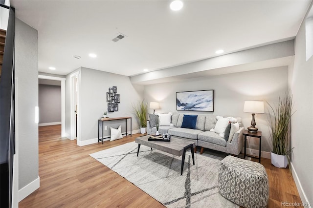living area featuring recessed lighting, baseboards, light wood-type flooring, and visible vents