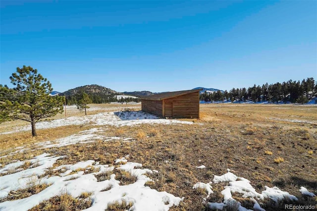 view of yard with a mountain view