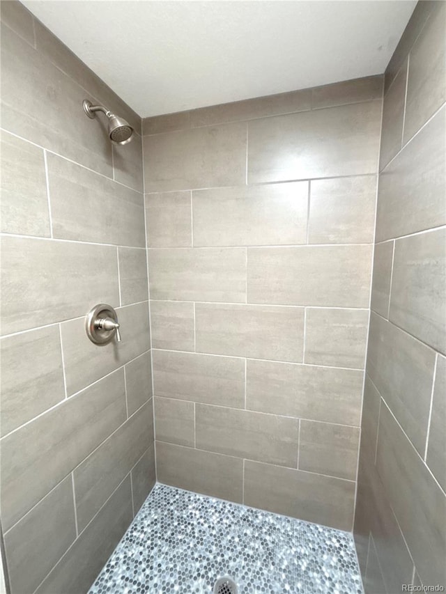 bathroom featuring tiled shower