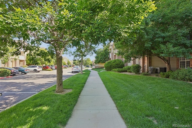 5726 N Genoa Way Unit 301, Aurora, CO 80019 - view of community with a lawn