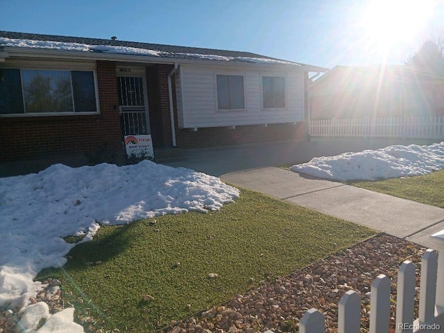 view of front facade with a front yard