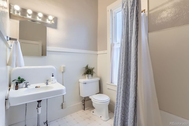 full bathroom featuring baseboards, a sink, toilet, and tile patterned floors