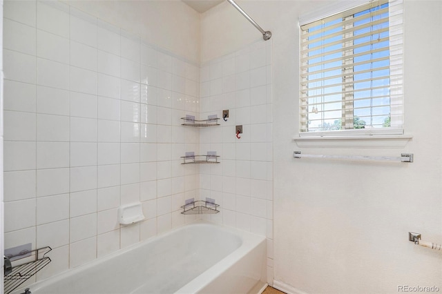 bathroom with tiled shower / bath