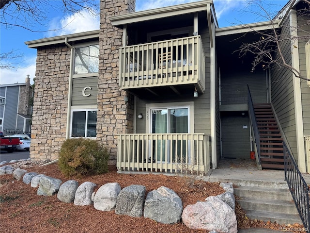 view of front of property featuring a balcony