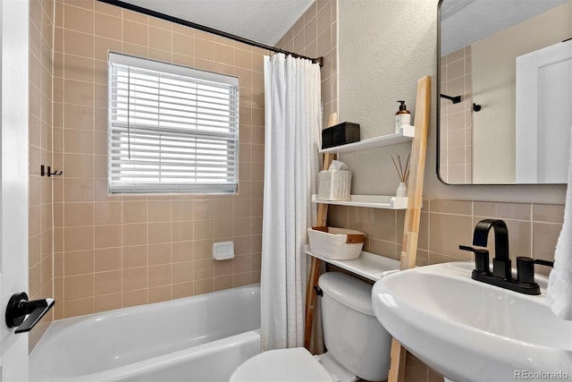 full bathroom featuring shower / bath combination with curtain, toilet, sink, and decorative backsplash