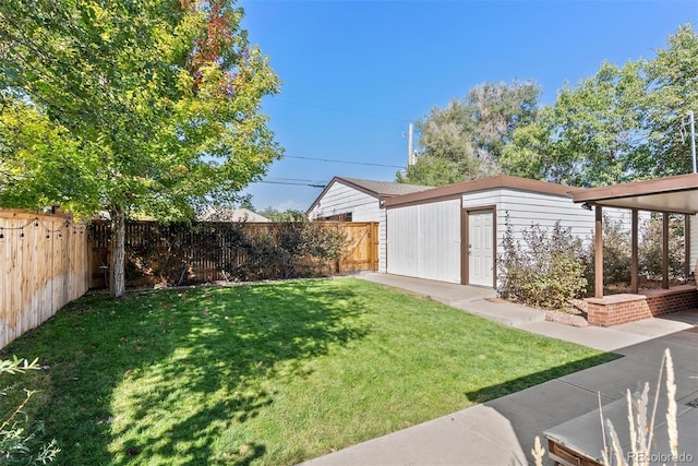 view of yard with an outbuilding