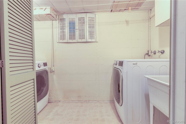 815 Hoyt St, Lakewood, CO 80215 - laundry area featuring washer / clothes dryer and concrete block wall