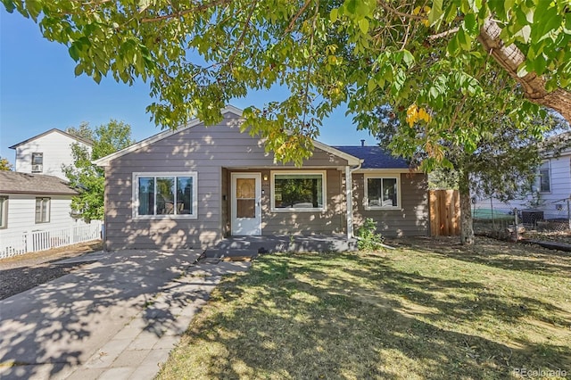 view of front of house featuring a front lawn