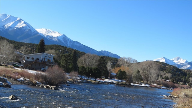 water view featuring a mountain view