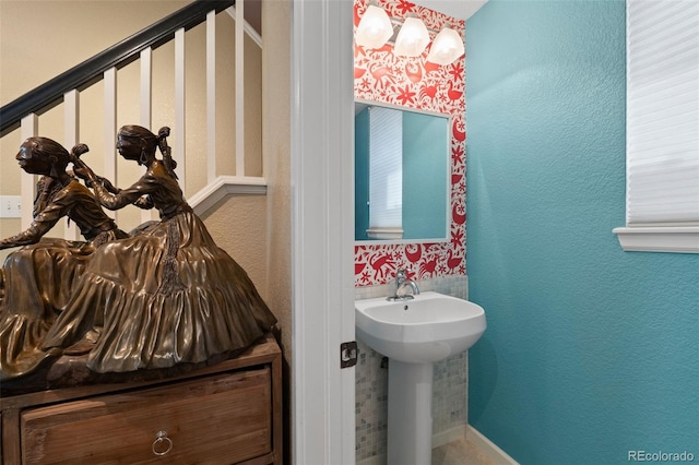 3670 Wolff St, Denver, CO 80212 - bathroom featuring a textured wall