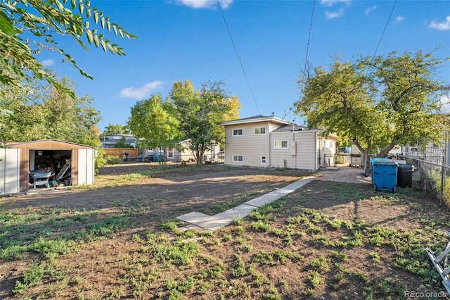 view of yard featuring a storage shed