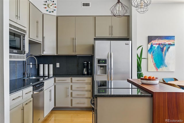 kitchen with visible vents, gray cabinets, stainless steel appliances, and a sink