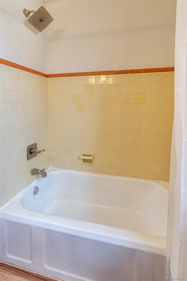 bathroom with tiled shower / bath