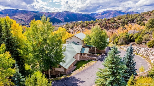 birds eye view of property featuring a mountain view